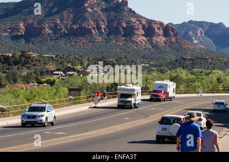 Sedona, Arizona - 13.April: Wohnmobile und Autos mit Menschen zu Fuß auf die Seite geht, mit roten Felsen im Hintergrund, 13. April 2015 Stockfoto