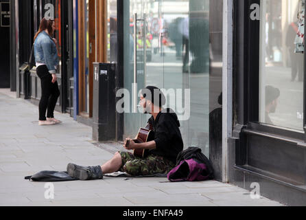 Obdachloser Straßenmusiker auf den Straßen von Manchester Stockfoto