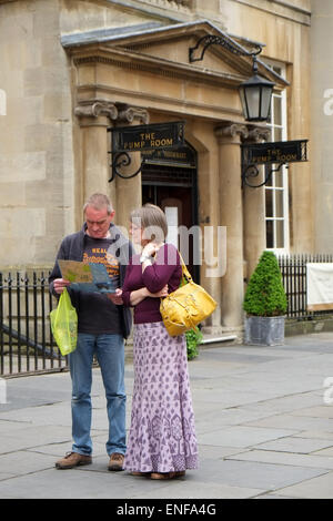 Älteres Paar als Touristen vor dem Roman Baths in der Stadt Bath, 4. Mai 2015 Stockfoto