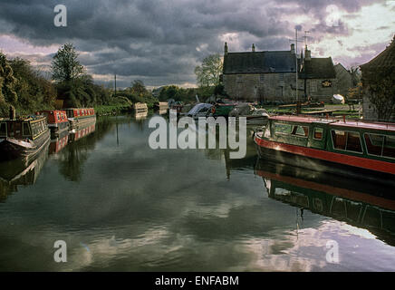 Wiltshire ist eine Zählung im Westen von England und die antiken Monumente von Stonehenge und Avebury Boote. Stockfoto