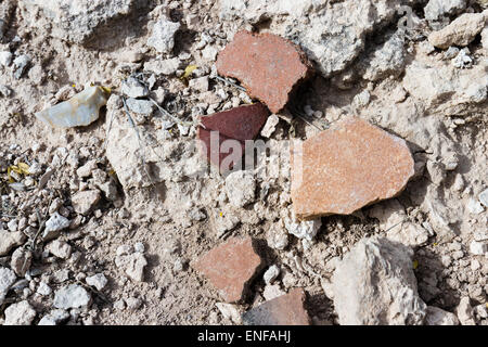 kleine Stücke von Tonwaren, die seit Hunderten von Jahren in Arizona auf dem Wüstenboden zurückgelassen hautnah Stockfoto