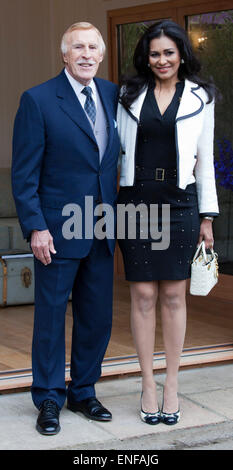 Sir Bruce Forsyth mit seiner Frau Lady Wilnelia. RHS Chelsea Flower Show 2012 - Pressetag. Stockfoto