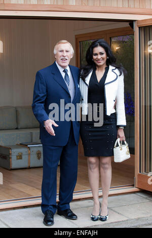 Sir Bruce Forsyth mit seiner Frau Lady Wilnelia. RHS Chelsea Flower Show 2012 - Pressetag. Stockfoto