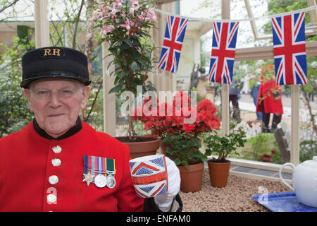 Chelsea Rentner Tom besucht ein Gewächshaus. RHS Chelsea Flower Show 2012 - Pressetag. Stockfoto