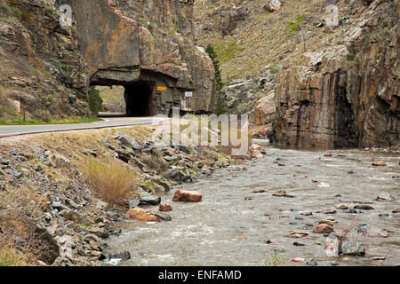 Poudre Park, Colorado - einen Tunnel auf State Route 14 entlang des Cache La Poudre River. Stockfoto