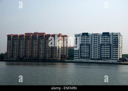 Luxus-Apartments am Marine Drive am Ufer des Vembanad Lake in Ernakulam, Kerala, Indien Stockfoto