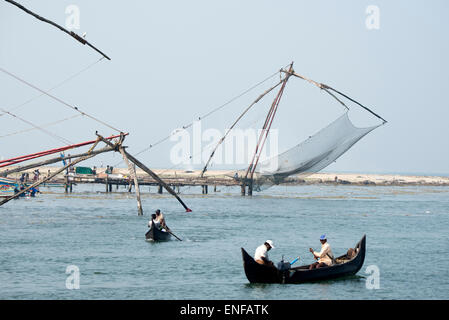 Eine Reihe von 8 chinesischen Fischernetzen mit einigen im Wasser abgesenkten Netzen in Fort Cochin, Kochi, Kerala, Indien werden die Netze abgesenkt Stockfoto