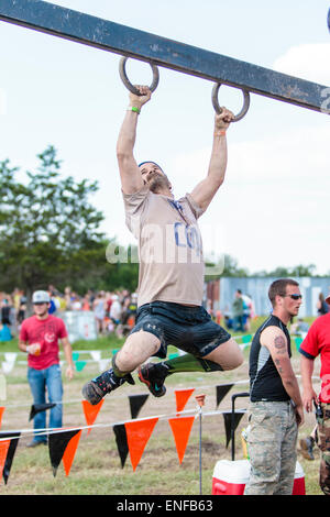 Austin, Texas, USA. 2. Mai 2015. Gegossene Mitglieder der TV-Serie Supernatural teilnehmen an 2015 Austin Tough Mudder. Richard Speight Stockfoto