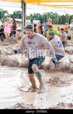 Austin, Texas, USA. 2. Mai 2015. Gegossene Mitglieder der TV-Serie Supernatural teilnehmen an 2015 Austin Tough Mudder. Stockfoto