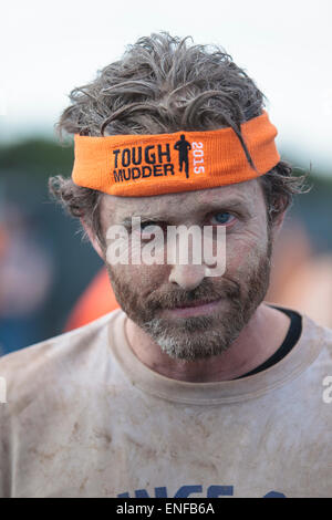 Austin, Texas, USA. 2. Mai 2015. Gegossene Mitglieder der TV-Serie Supernatural teilnehmen an 2015 Austin Tough Mudder. Stockfoto