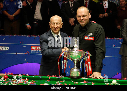 Sheffield, UK. 4. Mai 2015. Stuart Bingham produziert eines der größten Triumphe in der Snooker Geschichte gewinnt seine erste Weltmeisterschaft mit einer erstaunlichen 18-15 Sieg über Shaun Murphy bei der Sheffield Crucible Theatre Credit: Jimmy Whhittee/Alamy Live News Stockfoto