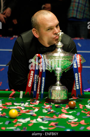 Sheffield, UK. 4. Mai 2015. Stuart Bingham produziert eines der größten Triumphe in der Snooker Geschichte gewinnt seine erste Weltmeisterschaft mit einer erstaunlichen 18-15 Sieg über Shaun Murphy bei der Sheffield Crucible Theatre Credit: Jimmy Whhittee/Alamy Live News Stockfoto