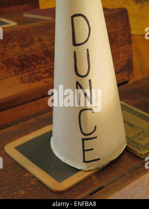 Ein Dunce Cap ist Teil einer historischen Schulstube Anzeige im Bennington Museum in Bennington, Vermont. Stockfoto