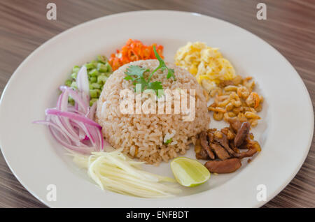 Gemischter gekochter Reis mit Garnelen paste sauce Stockfoto