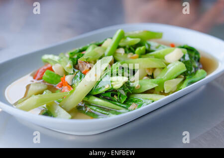 Unter Rühren gebraten mit kaled getrocknete Salzfisch Stockfoto