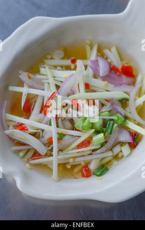 würzige Mangosalat, asiatische Küche Stockfoto