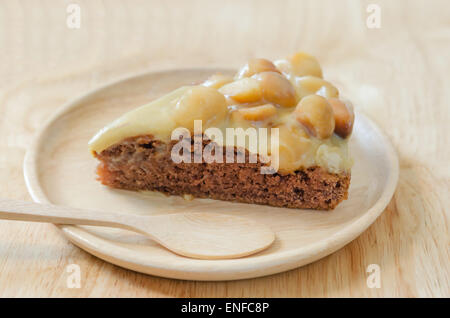 Stück Schokolade Macadamia Kuchen auf Holzplatte Stockfoto