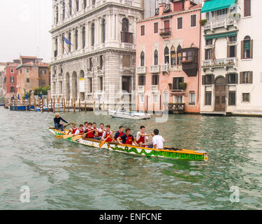 Venedig, Provinz Venedig, Italien. 8. Oktober 2004. Schmalen Sie auf dem Canal Grande Schüler üben Rudern in ihren langen Boot. Venedig, ein UNESCO-Weltkulturerbe zählt zu den beliebtesten internationalen Reisezielen. © Arnold Drapkin/ZUMA Draht/Alamy Live-Nachrichten Stockfoto