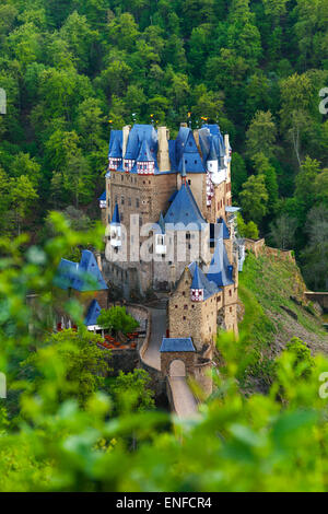 Blick vom Hügel oberhalb der Burg Eltz in Deutschland Stockfoto