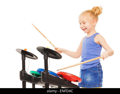 Niedliche kleine Mädchen spielen mit Drumsticks auf Becken Stockfoto