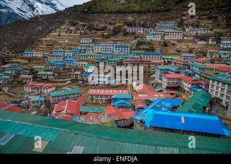 Namche Bazar, Nepal - 16. März 2015: Luftaufnahme von Namche Bazaar in der Everest Region Nepals Stockfoto