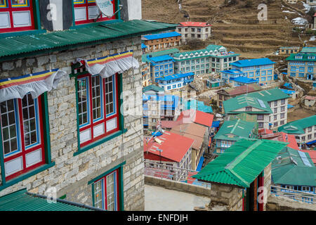 Namche Bazar, Nepal - 16. März 2015: Luftaufnahme von Namche Bazaar in der Everest Region Nepals Stockfoto