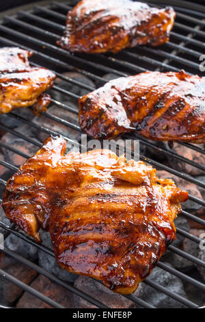 Ohne Knochen gegrillte Hähnchenschenkel mariniert und in einer Mischung aus Guave Konfitüre, Shoyu, Austernsauce und Gewürze noch geheftet Stockfoto