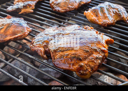 Ohne Knochen gegrillte Hähnchenschenkel mariniert und in einer Mischung aus Guave Konfitüre, Shoyu, Austernsauce und Gewürze noch geheftet Stockfoto