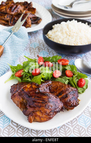 Ohne Knochen gegrillte Hähnchenschenkel mariniert und in einer Mischung aus Guave Konfitüre, Shoyu, Austernsauce und Gewürze noch geheftet Stockfoto