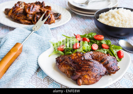 Ohne Knochen gegrillte Hähnchenschenkel mariniert und in einer Mischung aus Guave Konfitüre, Shoyu, Austernsauce und Gewürze noch geheftet Stockfoto