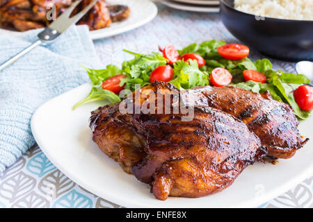 Ohne Knochen gegrillte Hähnchenschenkel mariniert und in einer Mischung aus Guave Konfitüre, Shoyu, Austernsauce und Gewürze noch geheftet Stockfoto