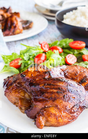 Ohne Knochen gegrillte Hähnchenschenkel mariniert und in einer Mischung aus Guave Konfitüre, Shoyu, Austernsauce und Gewürze noch geheftet Stockfoto