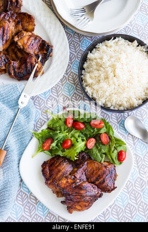 Ohne Knochen gegrillte Hähnchenschenkel mariniert und in einer Mischung aus Guave Konfitüre, Shoyu, Austernsauce und Gewürze noch geheftet Stockfoto