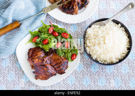 Ohne Knochen gegrillte Hähnchenschenkel mariniert und in einer Mischung aus Guave Konfitüre, Shoyu, Austernsauce und Gewürze noch geheftet Stockfoto