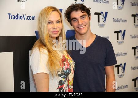 Breaking Bad Sterne RJ Mitte stoppt durch Christina Fultons TRadioV "Playing It Forward" zu zeigen, wo die beiden ihre Haltung diskutiert und Kampf gegen Mobbing Featuring: RJ Mitte, Christina Fulton wo: Los Angeles, California, Vereinigte Staaten von Amerika bei: 30. Oktober 2014 Stockfoto