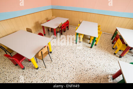 Stühle und Tische in der Kantine des Refektoriums des Kindergartens Stockfoto