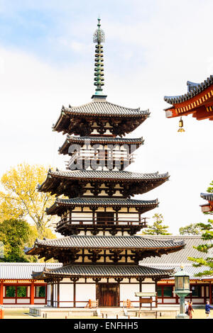 Japan, Nara, Yakushiji Tempel. Die Ostpagode, Toto, eine von zwei, aus dem 12. Jahrhundert Hakuho-Zeit mit Hintergrund des blauen Himmels. Stockfoto