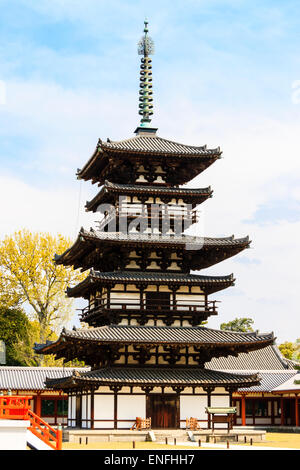 Japan, Nara, Yakushiji Tempel. Die Ostpagode, Toto, eine von zwei, aus dem 12. Jahrhundert Hakuho-Zeit mit Hintergrund des blauen Himmels. Stockfoto