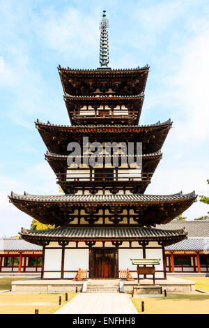 Japan, Nara, Yakushiji Tempel. Die Ostpagode, Toto, eine von zwei, aus dem 12. Jahrhundert Hakuho-Zeit mit Hintergrund des blauen Himmels. Stockfoto