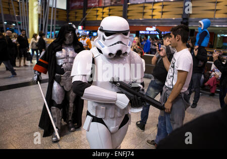 Buenos Aires, Argentinien. 4. Mai 2015. Ein Fan gekleidet wie ein Stormtrooper die Feier der "Star Wars Day", in Buenos Aires, Hauptstadt von Argentinien, am 4. Mai 2015 besucht. Bildnachweis: Martpin Zabala/Xinhua/Alamy Live-Nachrichten Stockfoto