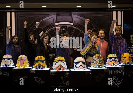 Buenos Aires, Argentinien. 4. Mai 2015. Argentinische Künstler posieren vor dem Stormtrooper Helm während der Aktivität "Inspiriert von der Kraft", in der Feier der "Star Wars Day", in Buenos Aires Stadt, Hauptstadt von Argentinien, am 4. Mai 2015. Bildnachweis: Martpin Zabala/Xinhua/Alamy Live-Nachrichten Stockfoto