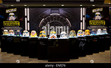 Buenos Aires, Argentinien. 4. Mai 2015. Stormtrooper Helme intervenierte von argentinischen Künstler gelten während der Aktivität "Inspiriert von der Kraft", in der Feier der "Star Wars Day", in Buenos Aires, Hauptstadt von Argentinien, am 4. Mai 2015. Bildnachweis: Martpin Zabala/Xinhua/Alamy Live-Nachrichten Stockfoto