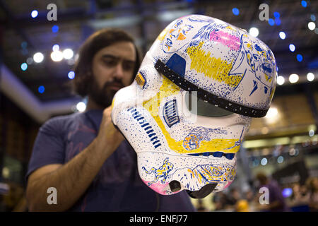 Buenos Aires, Argentinien. 4. Mai 2015. Illustrator Federico Lamas arbeitet an einem Stormtrooper Helm während der Aktivität "Inspiriert von der Kraft", in der Feier der "Star Wars Day", in Buenos Aires Stadt, Hauptstadt von Argentinien, am 4. Mai 2015. Bildnachweis: Martpin Zabala/Xinhua/Alamy Live-Nachrichten Stockfoto