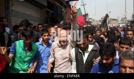 Srinagar, Kaschmir. 5. Mai 2015. Srinagar, indisch verwalteten Kaschmir: 05 Mai. Unabhängige MLA Scheich Abdul Rashid führt Protestmarsch gegen die Kashmiri Pandit Migranten dem zivilen Sekretariat hier gegen den vorgeschlagenen Plan der Einrichtung einer separaten Gemeinden für Kredit: Sofi Suhail/Alamy Live News Stockfoto