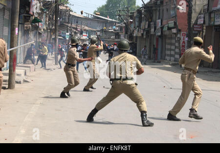 Srinagar, Kaschmir. 5. Mai 2015. Srinagar, Indien verabreicht Kaschmir: 05 können indische Polizisten und Kaschmir Demonstranten durch Steinen einander nach .kashmiri Demonstranten Disrupeted Kongress bei Budshah Chowk im Zentrum Stadt Rally, warfen Steine die sie gemacht fliehen vor Ort die senior Kongress-Führer, die am ersten Tag des Umzugs Darbar in Srinagar und Nachfrage Stop ausstellenden Thema .at Zustandschulen in Richtung bewegten , Steinen Credit: Sofi Suhail/Alamy Live News Stockfoto