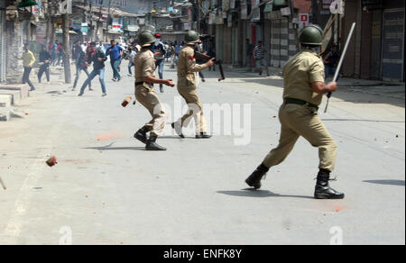 Srinagar, Kaschmir. 5. Mai 2015. Srinagar, Indien verabreicht Kaschmir: 05 können indische Polizisten und Kaschmir Demonstranten durch Steinen einander nach .kashmiri Demonstranten Disrupeted Kongress bei Budshah Chowk im Zentrum Stadt Rally, warfen Steine die sie gemacht fliehen vor Ort die senior Kongress-Führer, die am ersten Tag des Umzugs Darbar in Srinagar und Nachfrage Stop ausstellenden Thema .at Zustandschulen in Richtung bewegten , Steinen Credit: Sofi Suhail/Alamy Live News Stockfoto