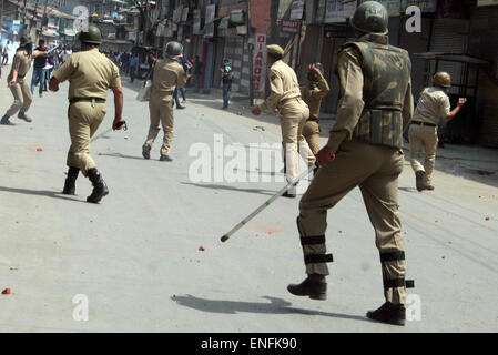 Srinagar, Kaschmir. 5. Mai 2015. Srinagar, Indien verabreicht Kaschmir: 05 können indische Polizisten und Kaschmir Demonstranten durch Steinen einander nach .kashmiri Demonstranten Disrupeted Kongress bei Budshah Chowk im Zentrum Stadt Rally, warfen Steine die sie gemacht fliehen vor Ort die senior Kongress-Führer, die am ersten Tag des Umzugs Darbar in Srinagar und Nachfrage Stop ausstellenden Thema .at Zustandschulen in Richtung bewegten , Steinen Credit: Sofi Suhail/Alamy Live News Stockfoto