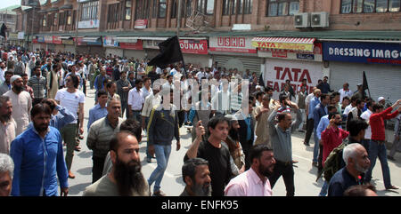 Srinagar, Kaschmir. 5. Mai 2015. Srinagar, Indien verwalteten Kaschmir: 05 kann .kashmir Händler während des Protestes und Kaschmir Bandh unterdessen mit der erneuten Aufforderung für Kaschmir Bandh am 5. Mai als zivile Sekretariat ist in die Sommer-Hauptstadt, Präsident, KTMF, Muhammad Yaseen Wiedereröffnung appellierte die Händler Bruderschaft um den Streik nennen einen Erfolg zu machen. " In dieser Stunde der Krise wenn Tausende von Flut betroffenen Händlern zur Kompensation geweint haben wir alle müssen geschlossen und kämpfen gemeinsam für unsere Forderungen"Khan sagte Credit: Sofi Suhail/Alamy Live News Stockfoto