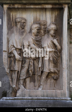 Italien. Rom. Bogen des Septimius Severus. Die Parther Siege des Kaisers Septimius Severus zu gedenken. Relief. Parther Gefängnis Stockfoto