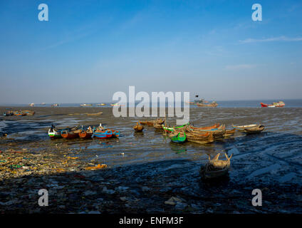 Der Hafen an der Mündung des Flusses Kaladan, Sittwe, Myanmar Stockfoto